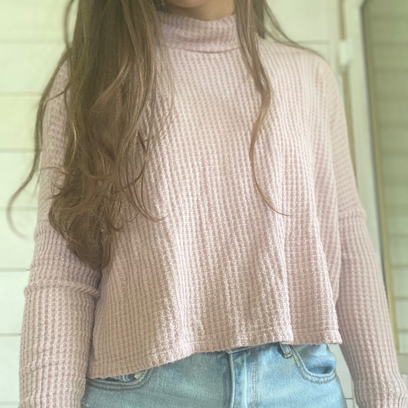 Cropped pink turtleneck sweater - Picture 2 of 3